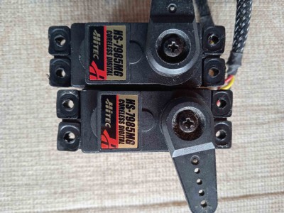 2 Servos presque neuf   100 euros .jpg