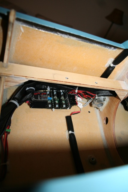 Module feux de position, phares et strobes. Pas moins de 9 connecteurs au total