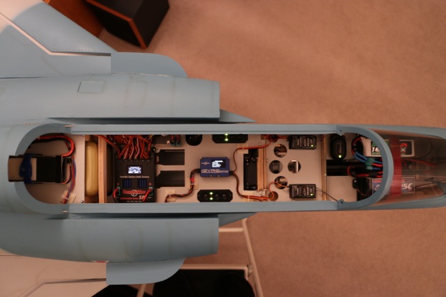 Disposition des batteries réception à l'avant et celle de la turbine à l'arrière du cockpit.