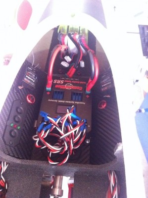 La partie avant du cockpit avec la box, les deux récepteurs SBUS et au fond 3 batteries (2 réceptions et une pour train+freins élec).