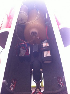 IMG_0197.JPG (132.35 Kio) Consulté 4357 fois Partie arrière du cockpit avec la batterie du réacteur, l'anti bulle (changé de place suite au crash).